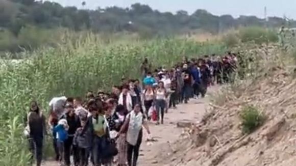Dos jóvenes migrantes MUEREN AHOGADOS intentando cruzar el Río Bravo