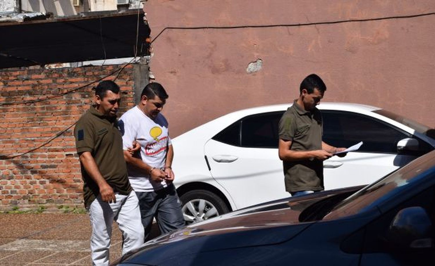 Ricardo Walter Piris, esposado, durante una detención anterior.