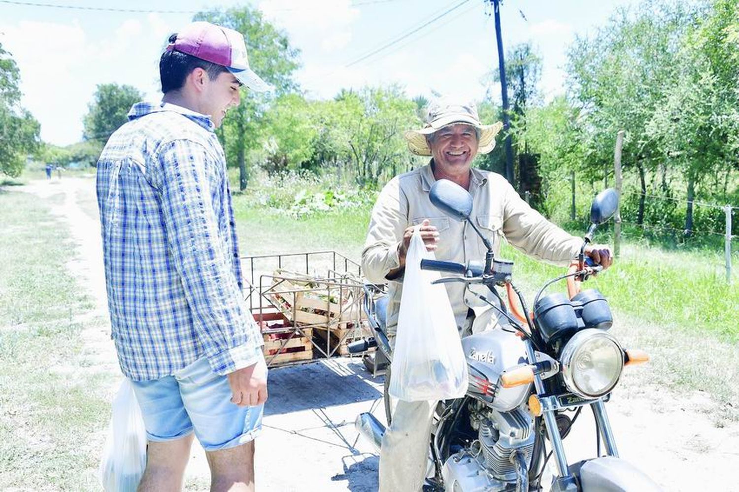 Empezó la entrega simultánea de más de 200.000 bolsas de sidra y pan dulce en la provincia