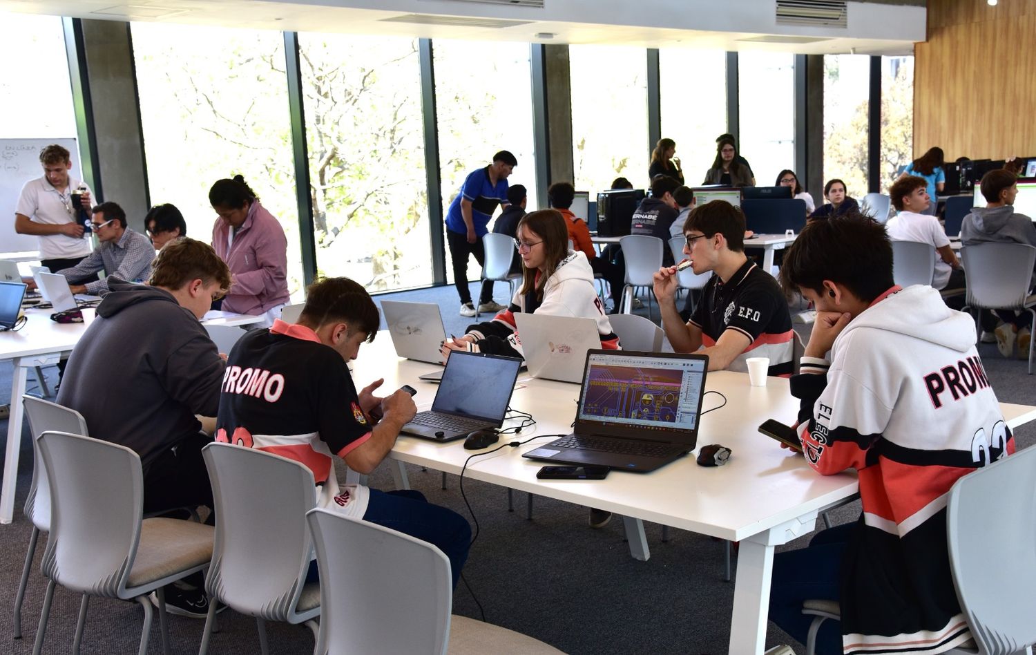 Se realizan charlas con especialistas, actividades interactivas y espacios de vinculación.