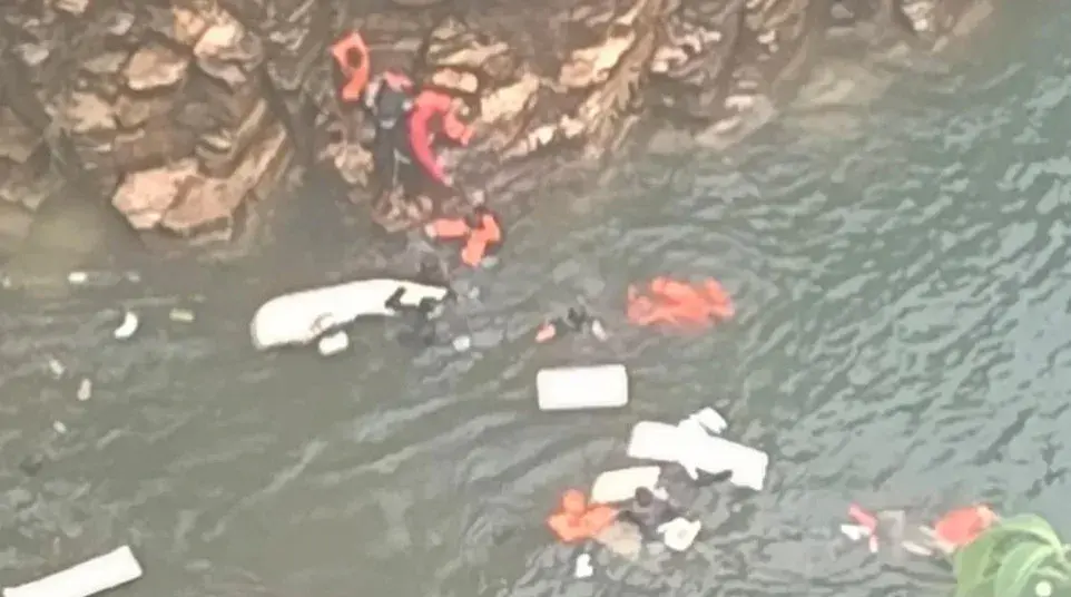 Un video muestra los instantes previos al derrumbe del acantilado que provocó una tragedia en Brasil