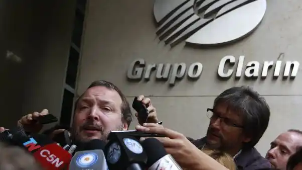 Sabbatella denunció penalmente a Clarín por no respetar la grilla de canales