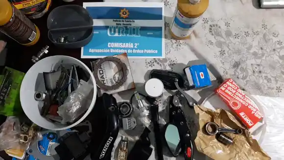 Recuperaron motos presuntamente robadas, gran cantidad de repuestos y secuestraron droga