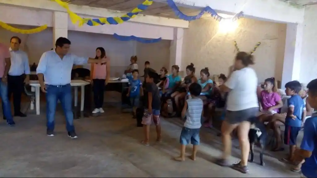 Ranzini entregó útiles escolares y guardapolvos a más de 400 niños de Zárate