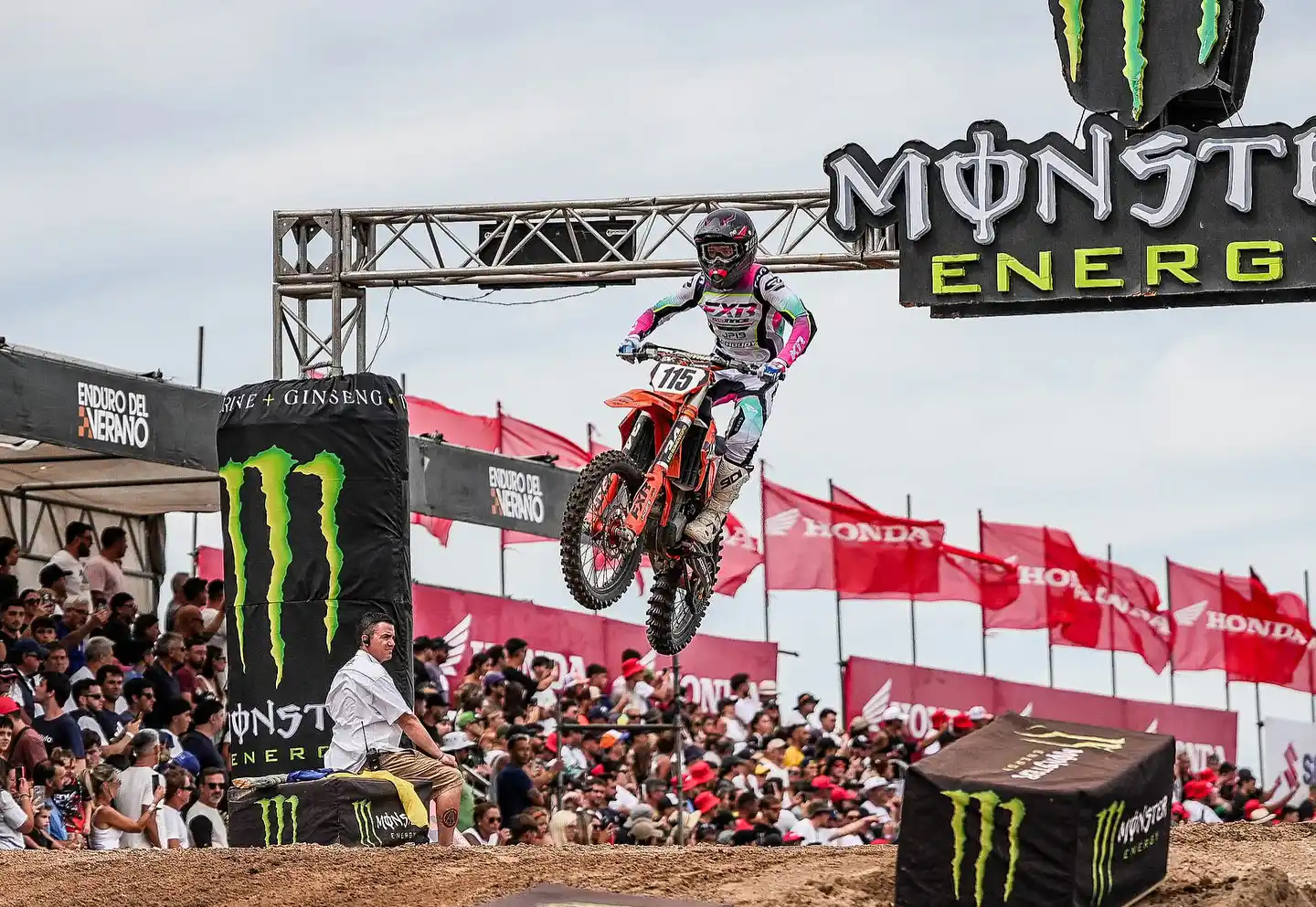 Grato momento. El arribo de Mateo Cabaña, luego de una dura porfía entre los líderes del Enduro del Verano, en Gesell