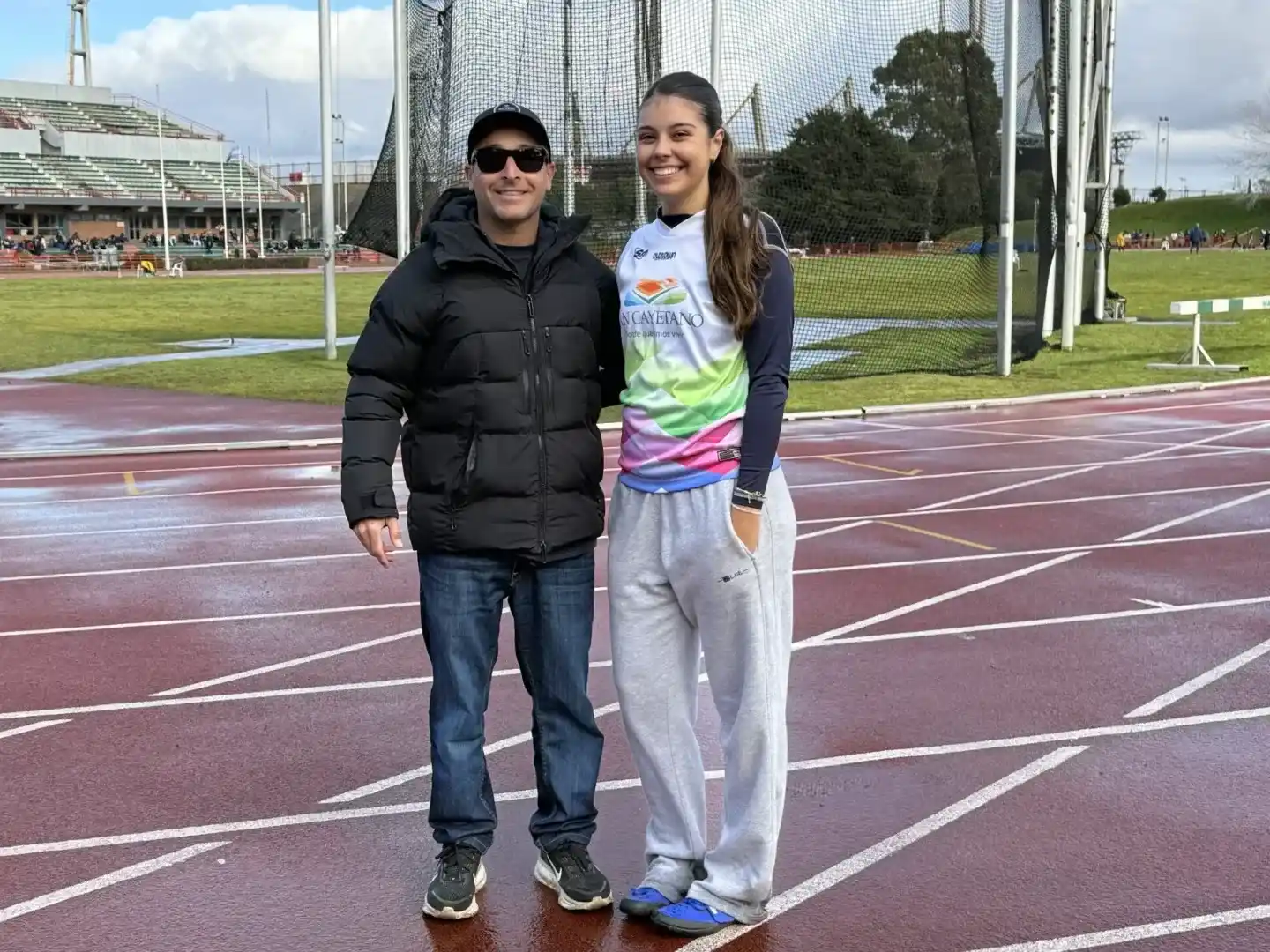 Paula junto a un entrenador de la Escuela Municipal