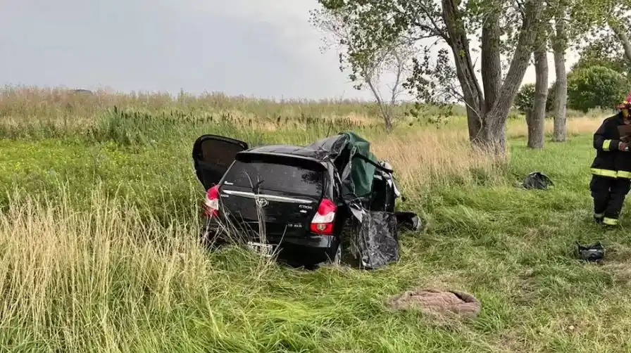 Despistó y chocó contra un árbol: una madre y sus dos hijas murieron y el padre y un niño de 8 años luchan por su vida