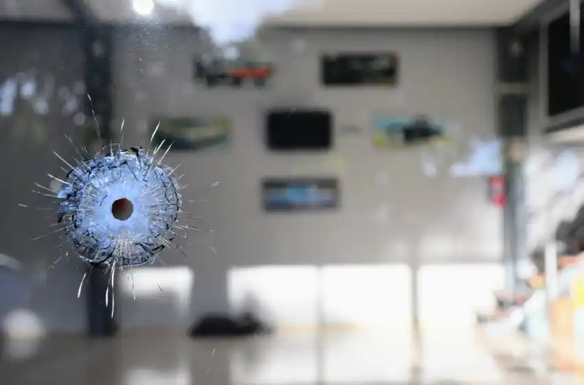 Dueños de una carnicería y una concesionaria rosarinas cerraron tras ataques a balazos: «Acá nadie nos puede cuidar»