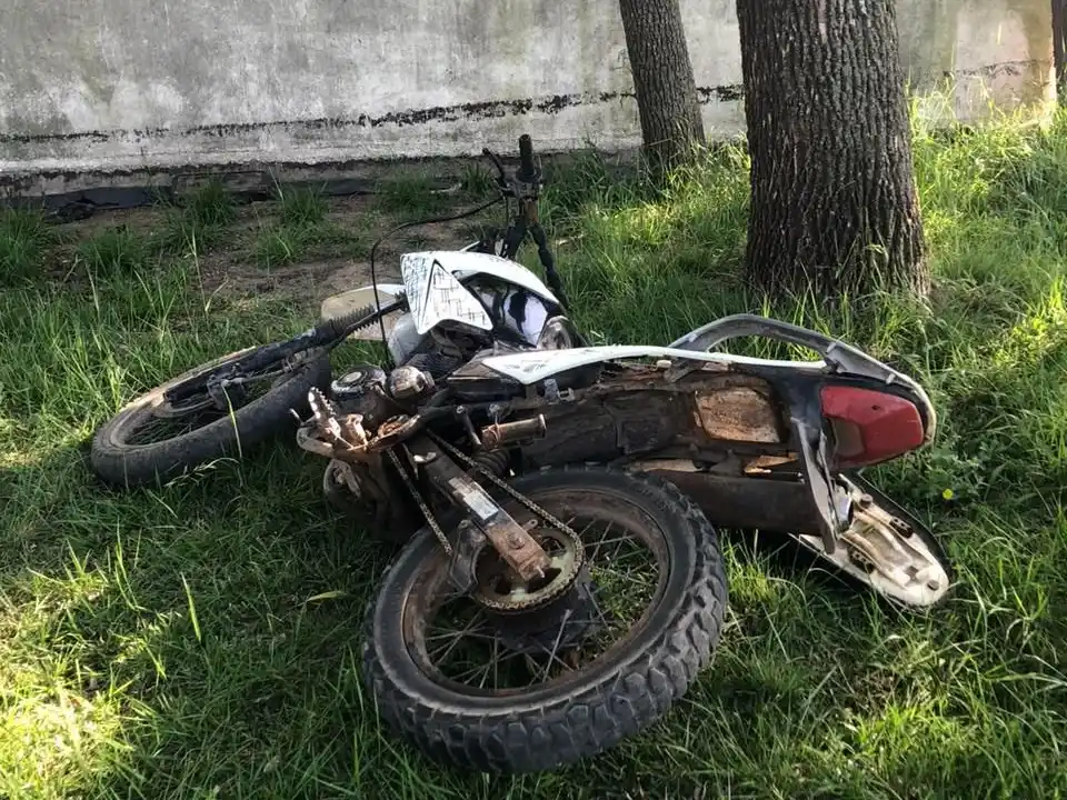 Una de las motos fue encontrada entre pastizales.