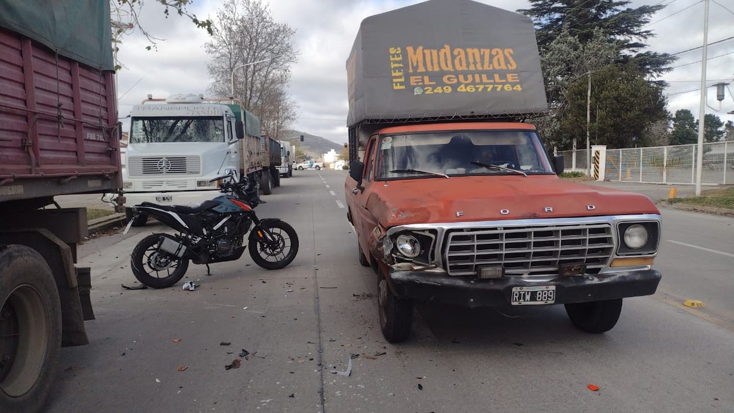 Hospitalizaron al conductor de una moto tras chocar contra una camioneta