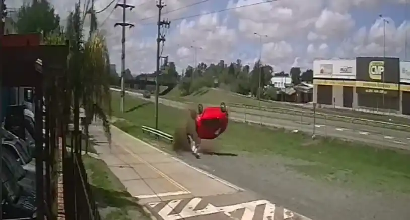 Escobar: Volcó en Panamericana y salió despedido del auto por no tener el cinturón