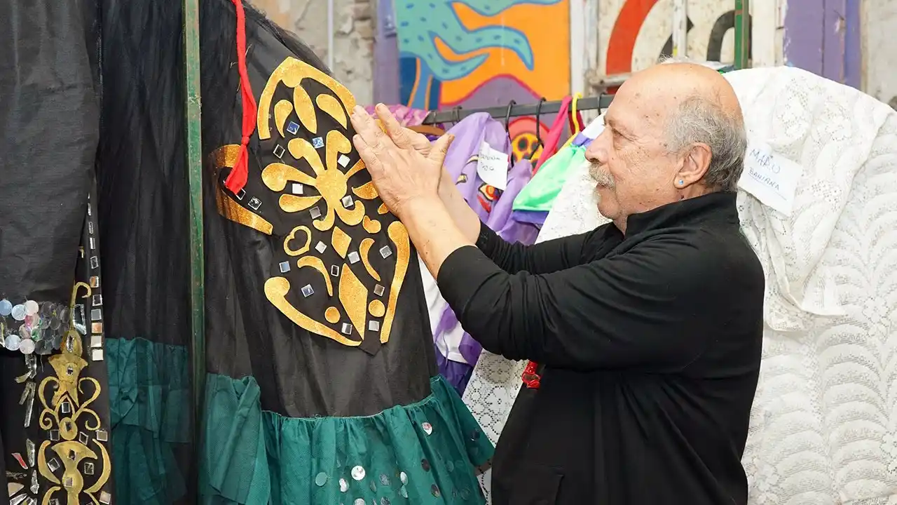 Gamba muestra una de sus creaciones