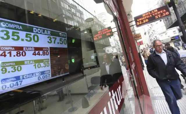 El Banco Central compró US$20 millones después de que la divisa quebrara el piso de la banda