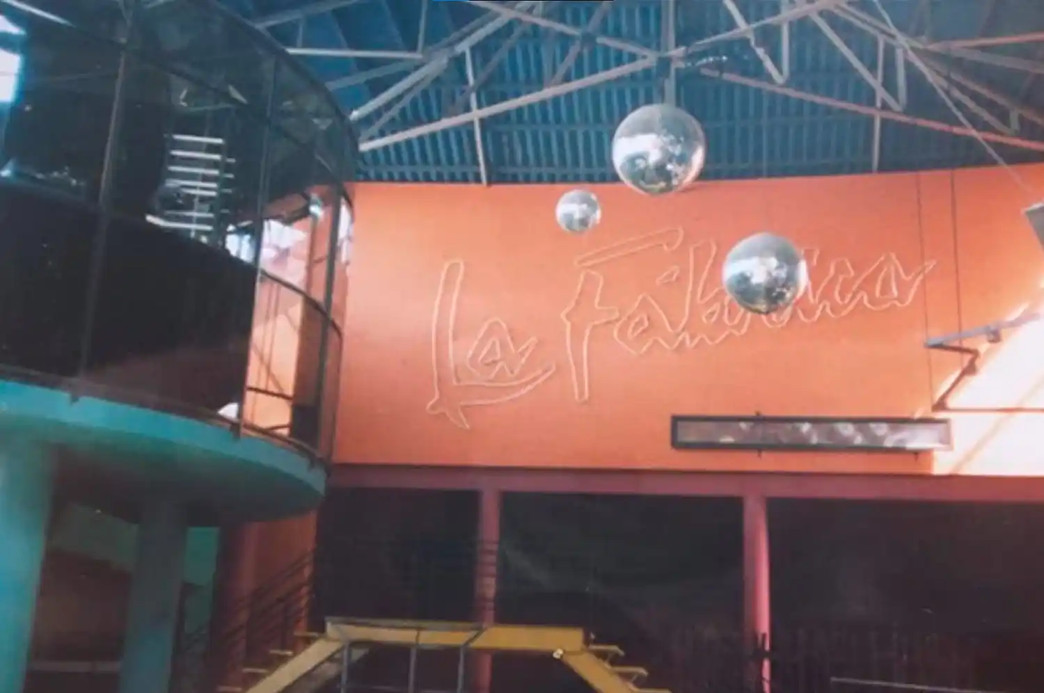 Interior vacío de La Fábrica Disco - 1