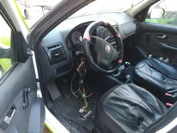 Le intentaron robar el auto a una remisera y la dejaron sin trabajar