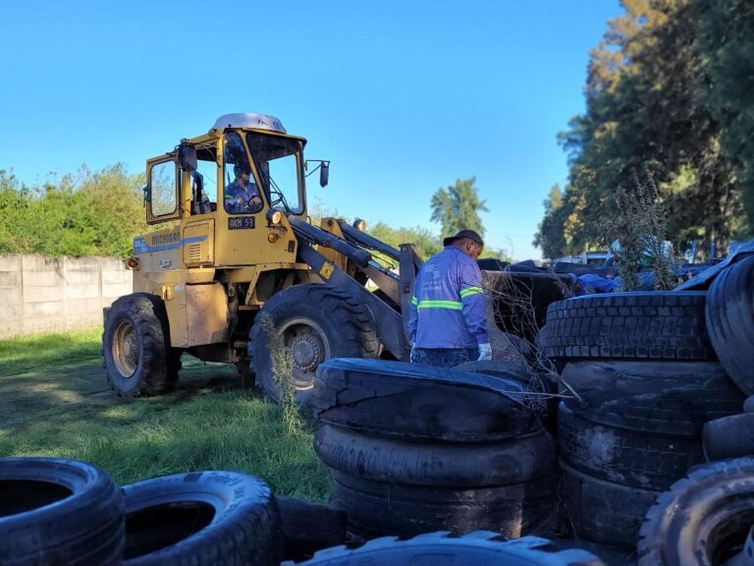 El gobierno local refuerza la gestión ambiental con el envío de neumáticos fuera de uso a una planta de tratamiento