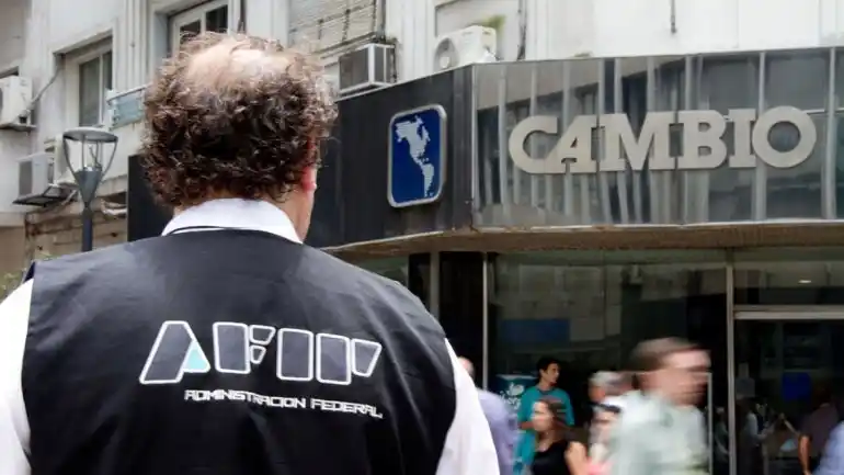 Aumentan las restricciones de la AFIP a la compra de dólar ahorro