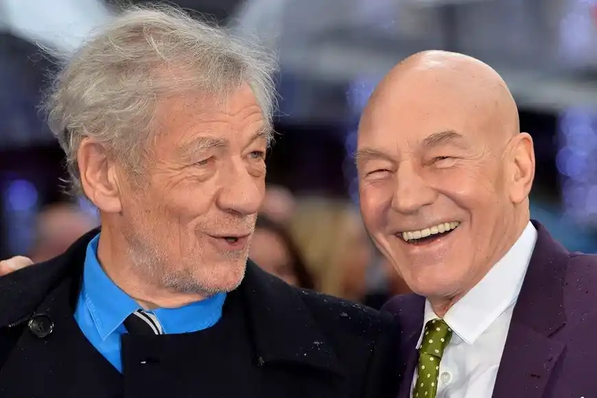 Ian McKellen y Patrick Stewart, los inolvidables Magneto y Charles Xavier de X-Men, comparten un momento de complicidad y risas durante un evento público, reflejando la estrecha amistad que los une fuera de la pantalla desde hace décadas.