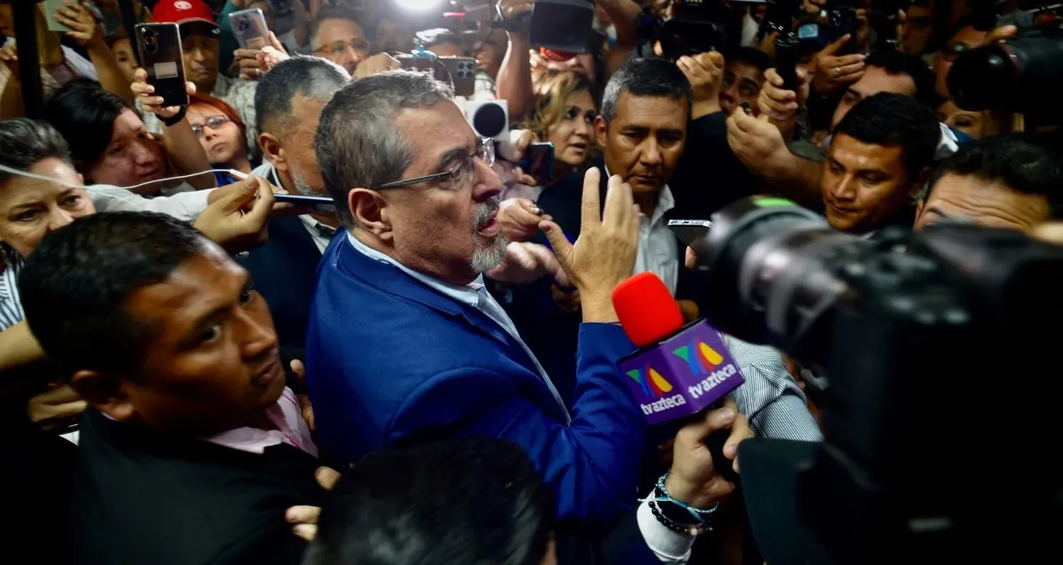 Bernardo Arévalo (c), habla con representantes de los medios de comunicación en un colegio electoral, en la Ciudad de Guatemala, capital de Guatemala, el 20 de agosto de 2023. Foto: Xinhua.