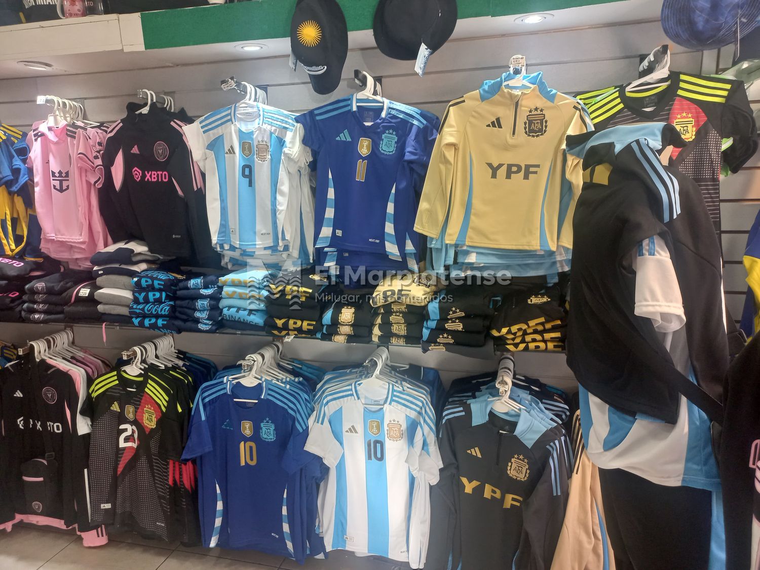 Vendedores aseguran que las ventas repuntaron desde la victoria en el Mundial.