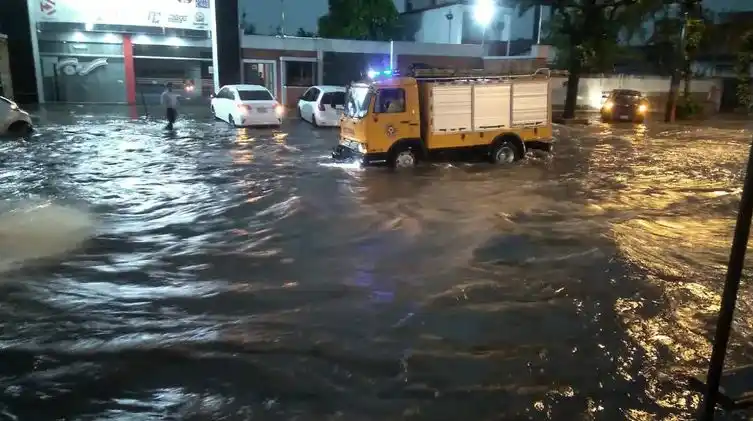 Video: atrapados en sus autos tras un fuerte temporal en Asunción del Paraguay