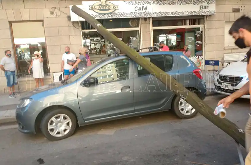 Se le cayó un poste sin mantenimiento encima de su auto
