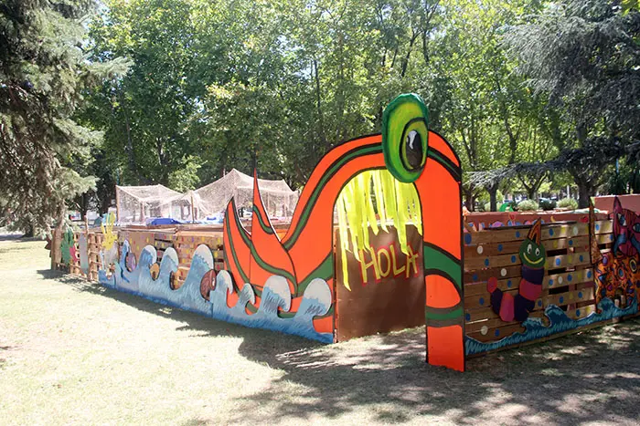 Festival y una plaza colorida
