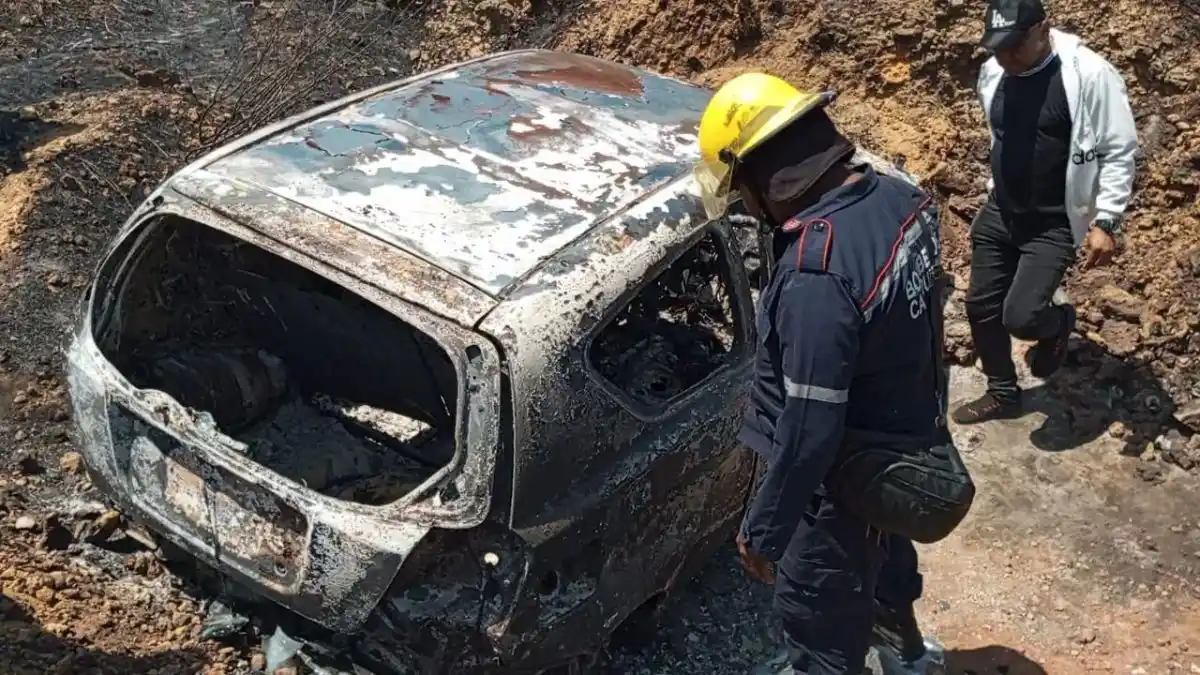 Se incendió vehículo en plena vía pública: CONDUCTOR MUERE CARBONIZADO