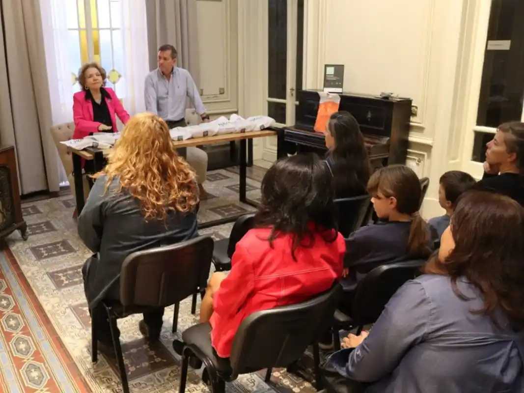 Escuelas del departamento Gualeguaychú recibieron donaciones por el Día Internacional del Libro