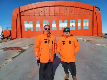 “No estamos varados, estamos viviendo una experiencia de vida en la Antártida”