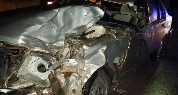 Chocó contra una camioneta que estaba estacionada y pinchó el tubo de GNC