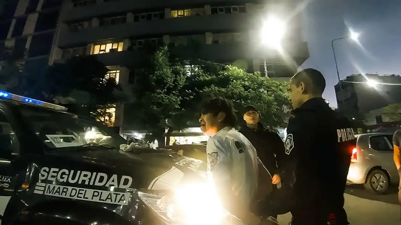 Totalmente sacado, el sujeto la emprendió contra transeúntes, vehículos y agentes municipales.