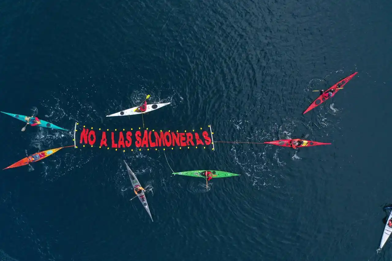 Dos vecinos de Gualeguaychú dijeron "no a las salmoneras" en el Canal de Beagle