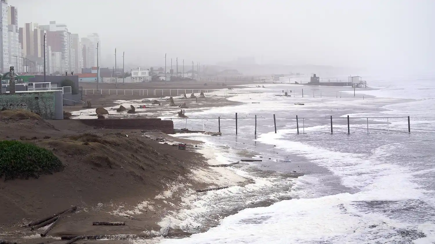 El mar llegó hasta los balnearios, destrozó sombrillas y se llevó un refugio de guardavidas