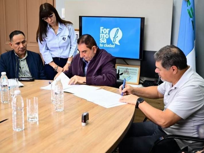 Jofré firmó convenios para realizar diversas obras