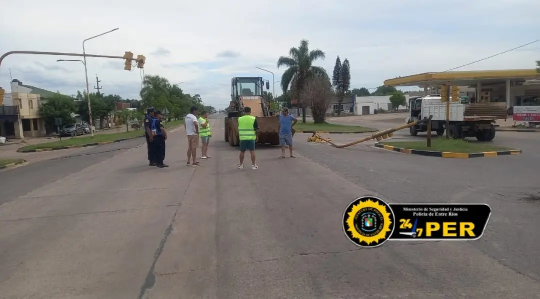 San Salvador: Camión derribó un semáforo en la Ruta 18