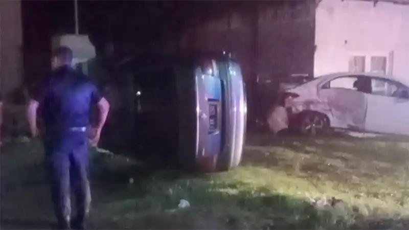 Conductor chocó su auto contra otro que estaba estacionado y volcó