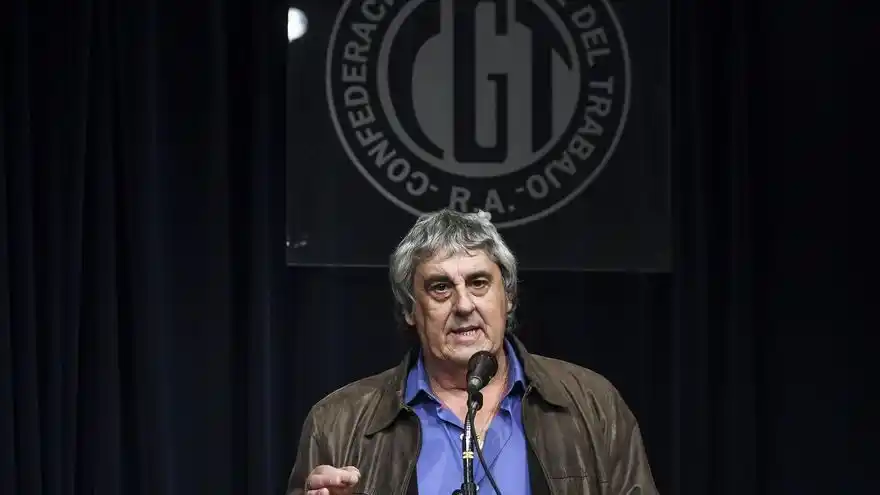 El conflicto entre el Gobierno y los gremios docentes se da en el marco de una discusión más amplia sobre el financiamiento educativo y la responsabilidad de las provincias en la negociación salarial del sector.