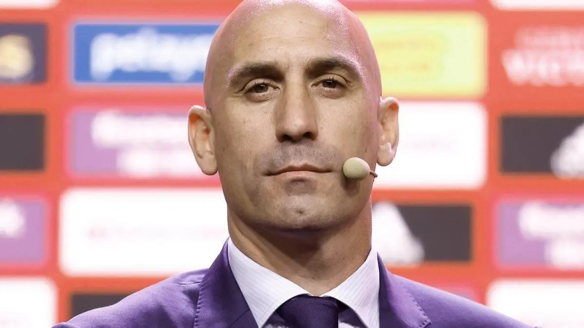 SIGUE LA POLÉMICA EN ESPAÑA por el beso que se hizo viral y tiene guindando al presidente de la Federación de Fútbol