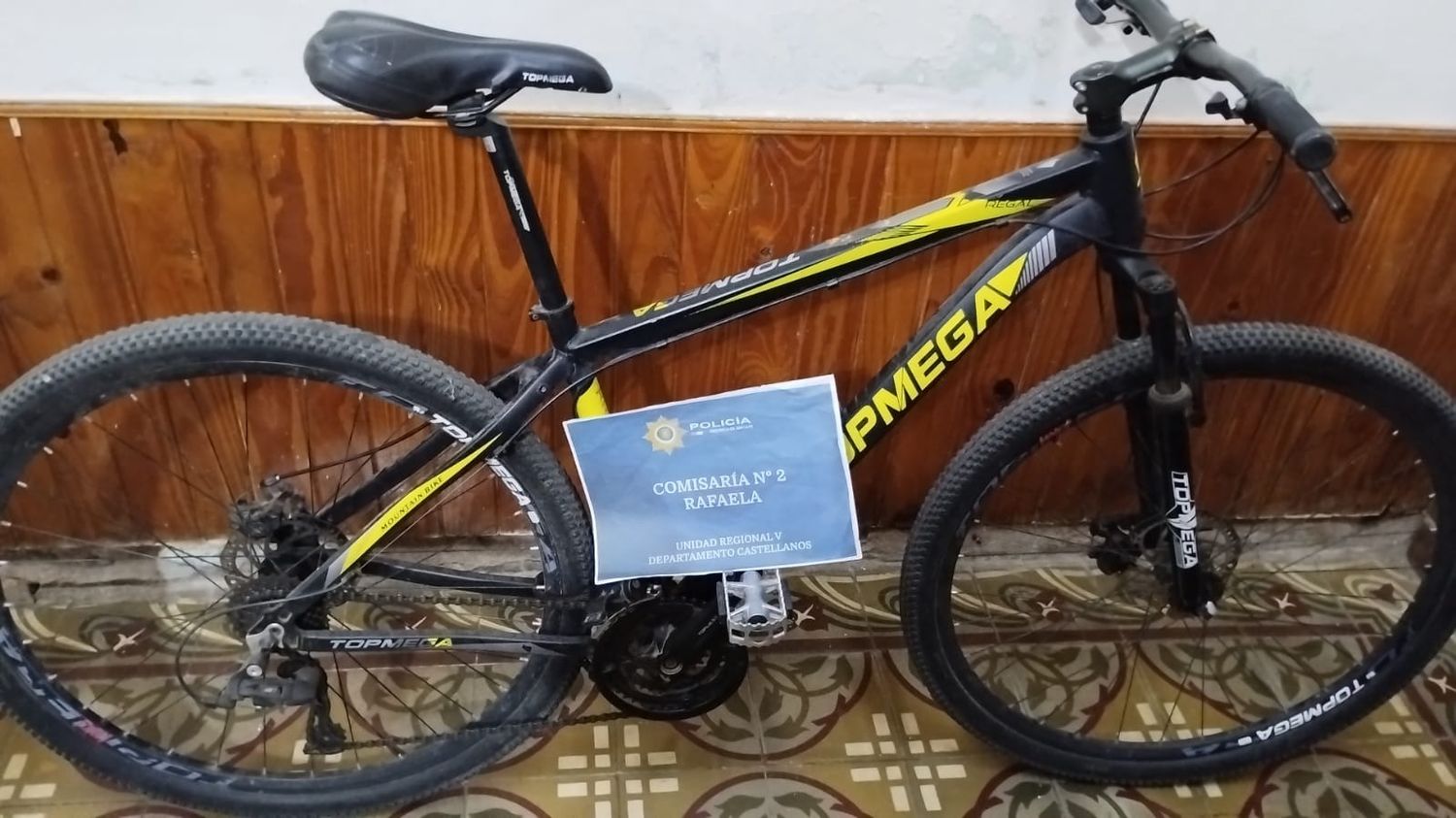 Escuchó ruido en el patio y fue a revisar: “apareció” una bicicleta aparentemente “descartada”