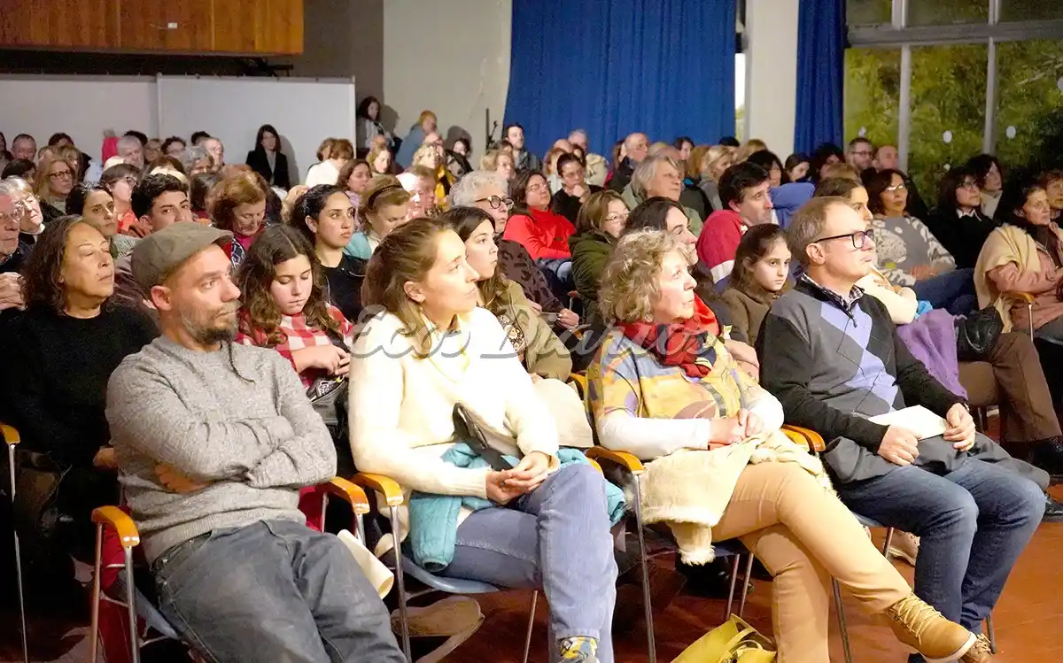 Concierto. Músicos sobre el escenario y sala llena