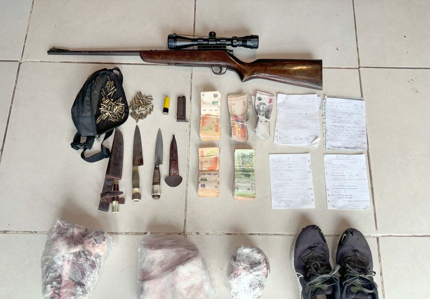 Secuestro. De una carabina calibre 22, cuchillos, dinero y demás objetos en el operativo