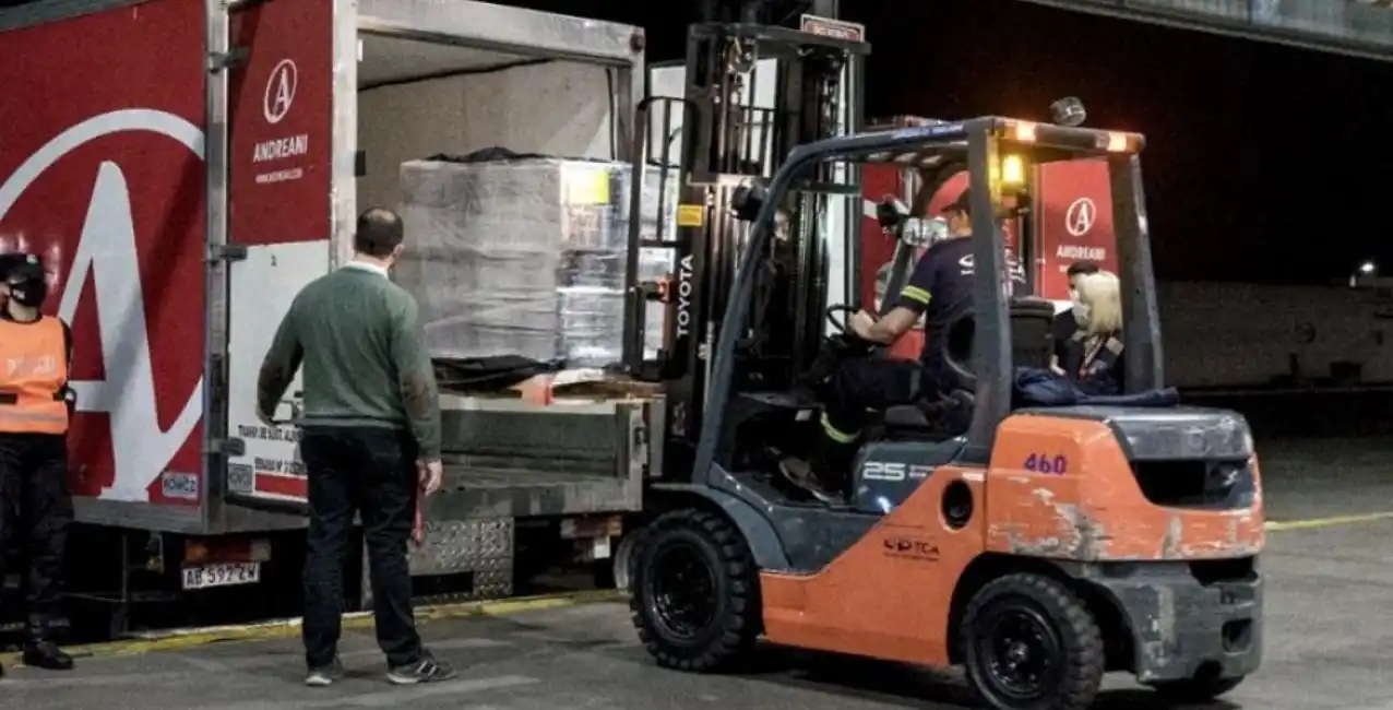 Llegaron más de 800 mil dosis de AstraZeneca donadas por España