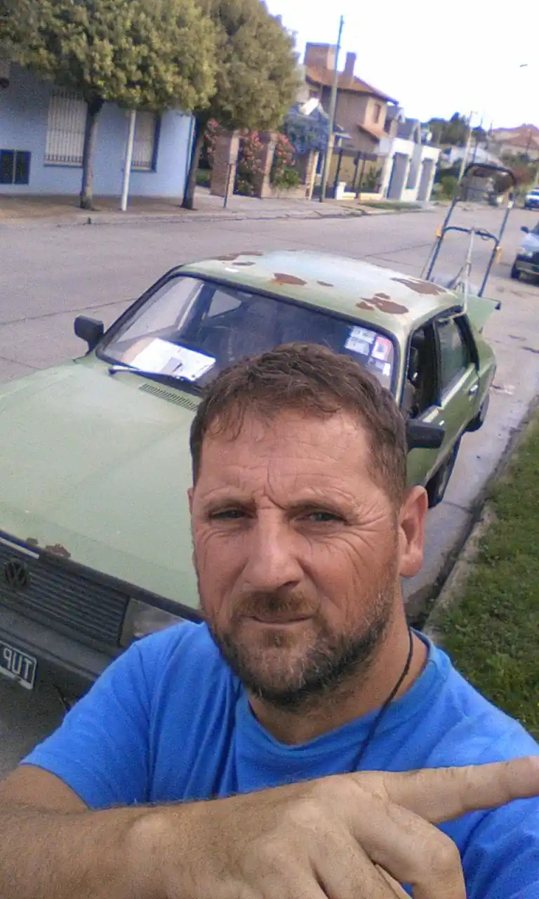 Le robaron la batería del auto que usa para trabajar y quedaron registrados en las cámaras