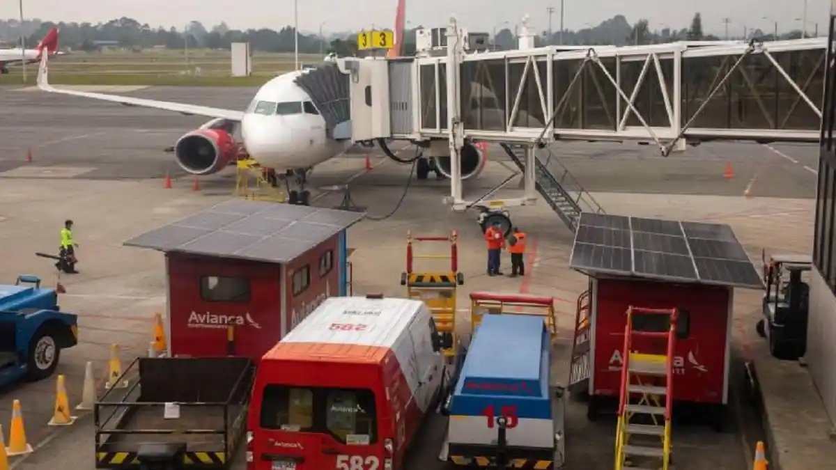 IATA ALERTA sobre  escasez de combustible para avión en Colombia: el gobierno toma medidas