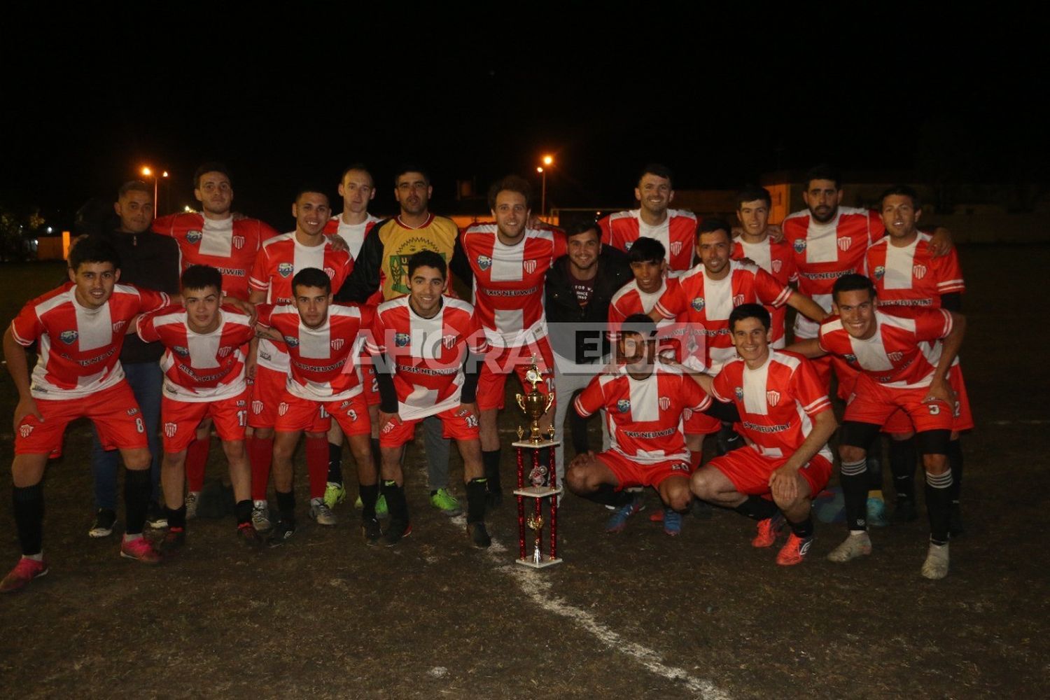 Defensores del Sur festejó por Triplicado: ganó el clásico, levantó la copa y clasificó al provincial