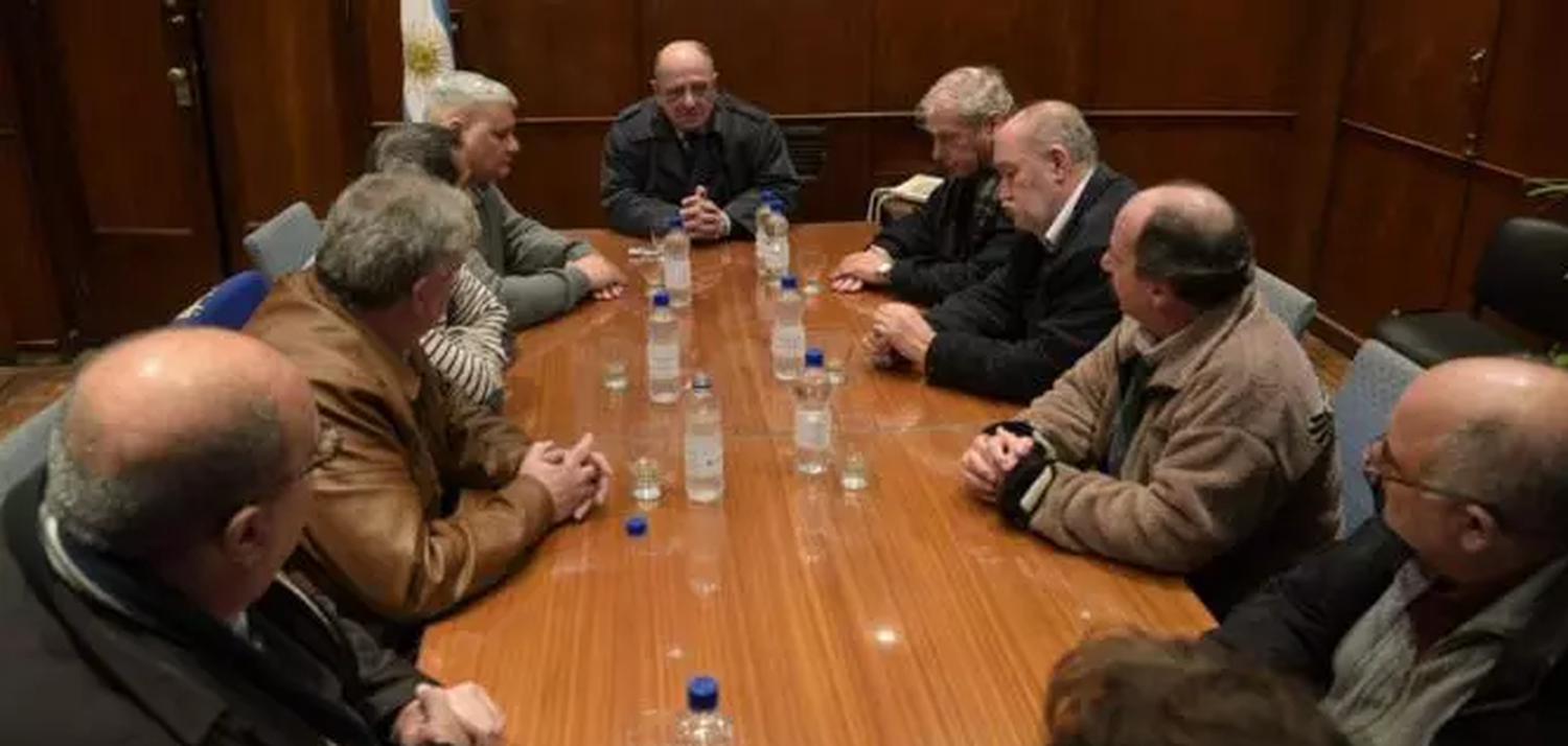 Mar del Plata: Arroyo le confirmó a taxistas y remiseros que no aceptará a Uber en el distrito