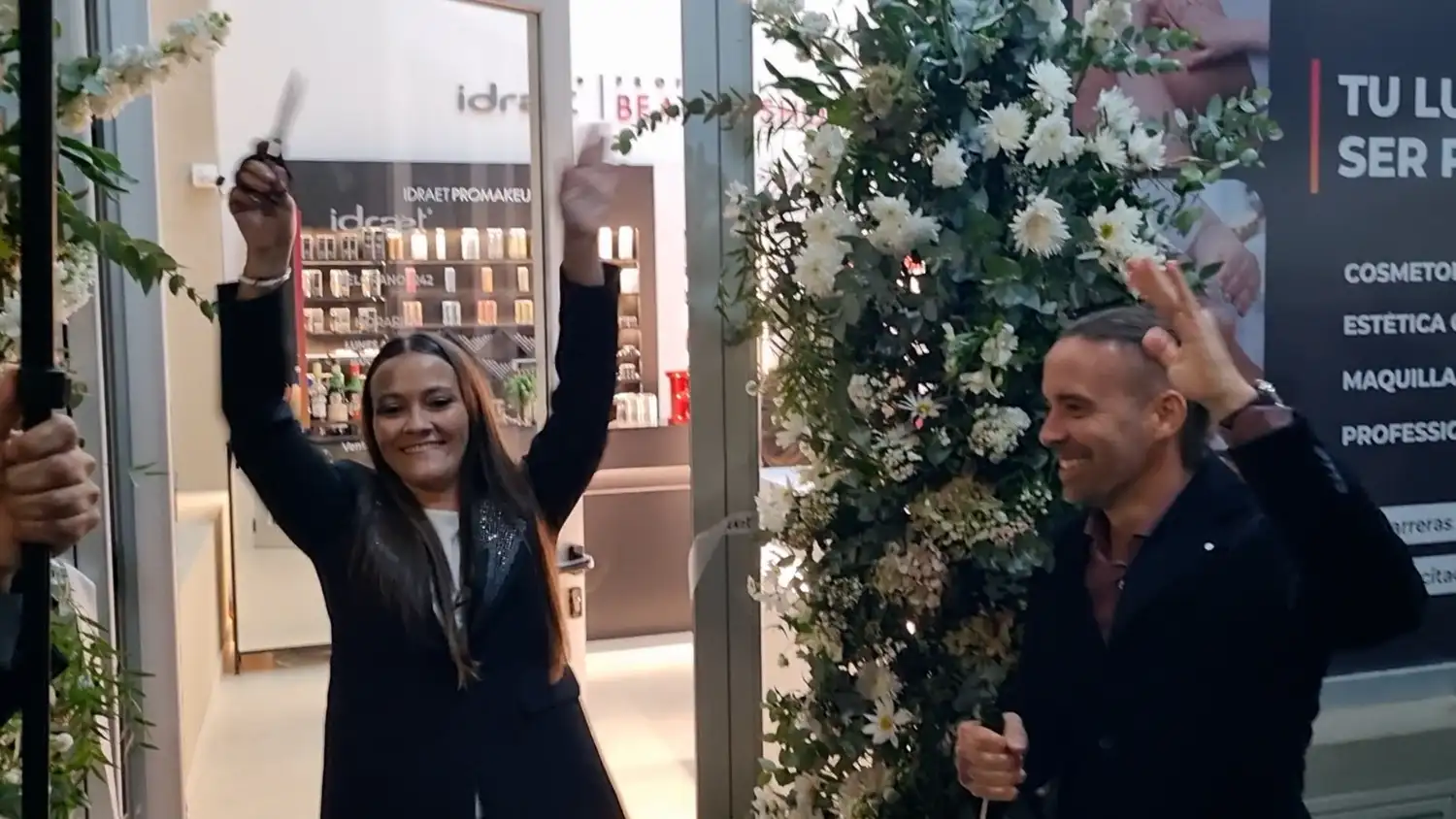 El festejo de la apertura fue completo: corte de cinta y champagne para celebrar el nuevo local en Belgrano 1242.