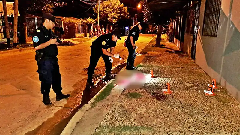 Asesinaron a un joven tras efectuarle tres disparos de arma de fuego.