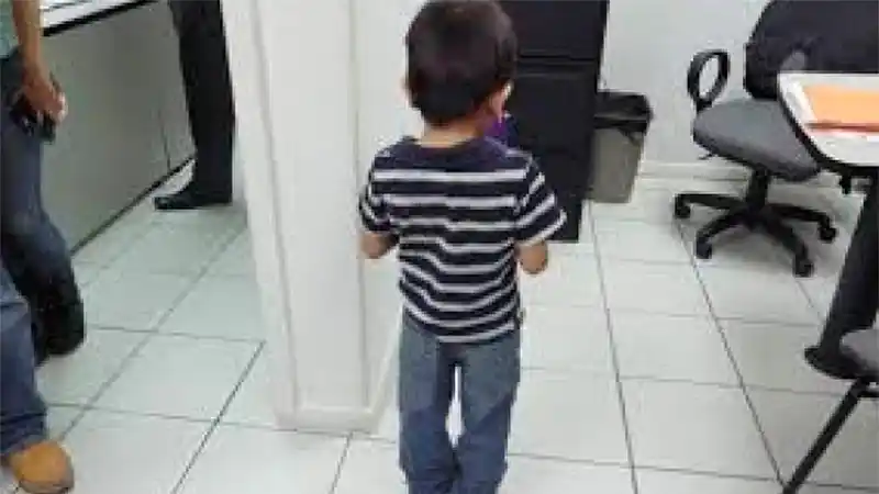 Encontraron un nene de un año y medio deambulando solo